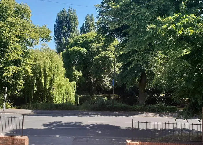 Riverbank View Three Bedroom Apartment With Free Parking