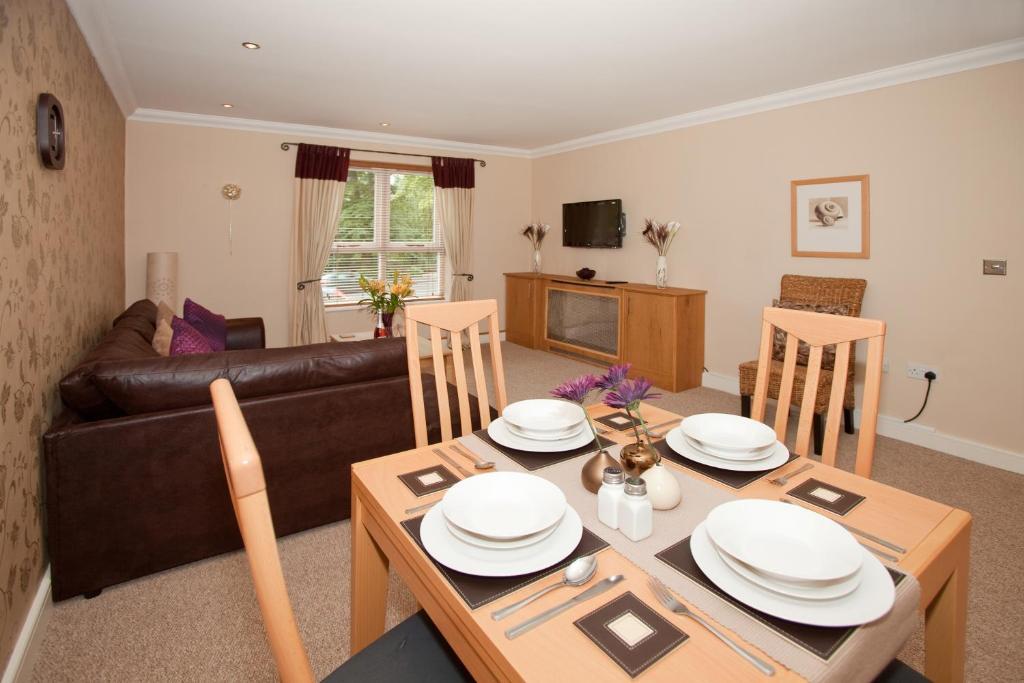 Riverbank View Three Bedroom With Free Parking Appartamento