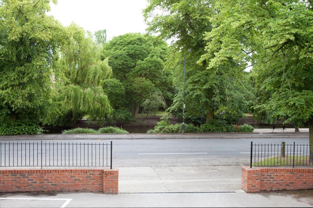 Riverbank View Three Bedroom With Free Parking Appartamento *