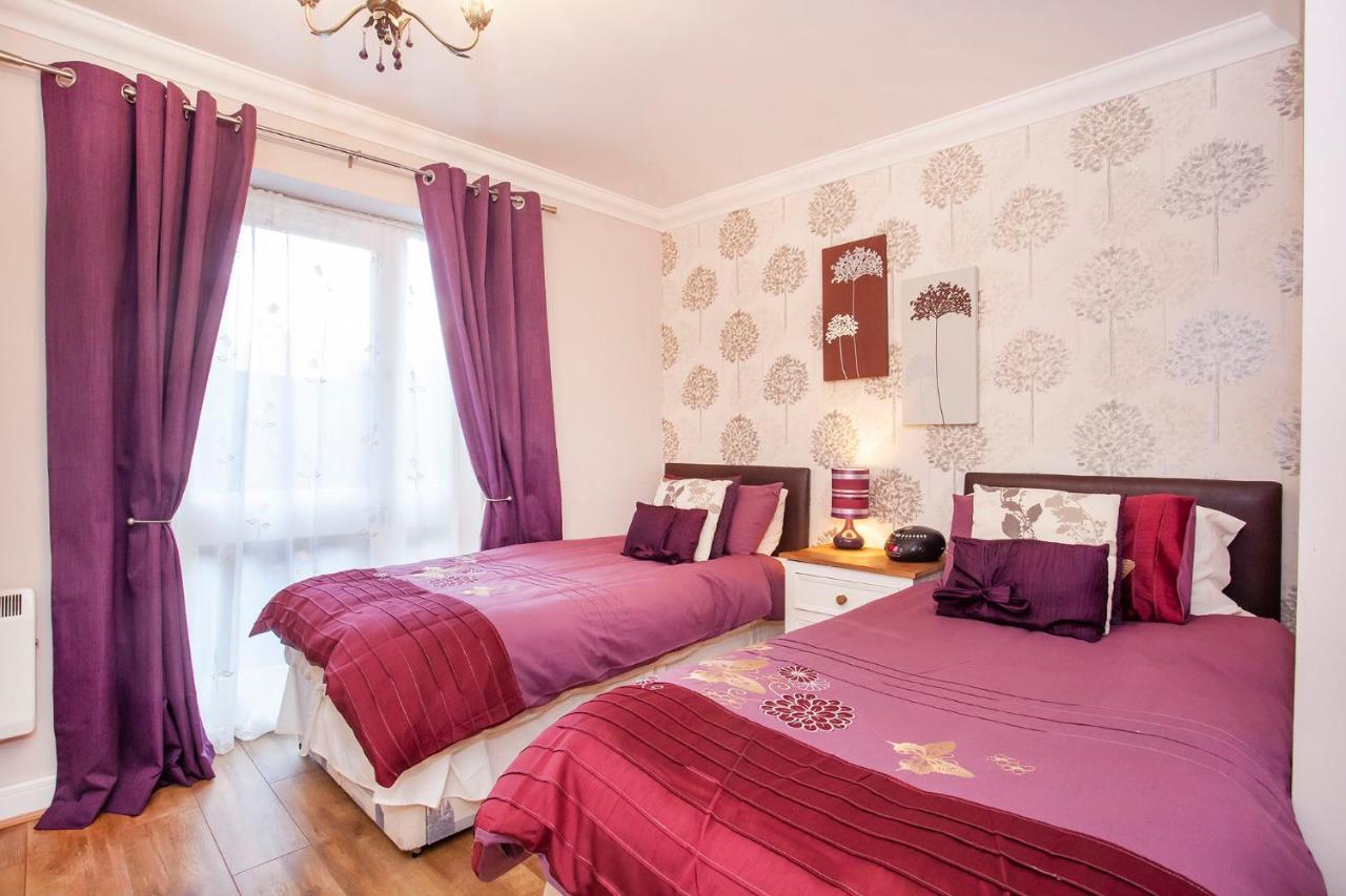Riverbank View Three Bedroom With Free Parking Appartamento