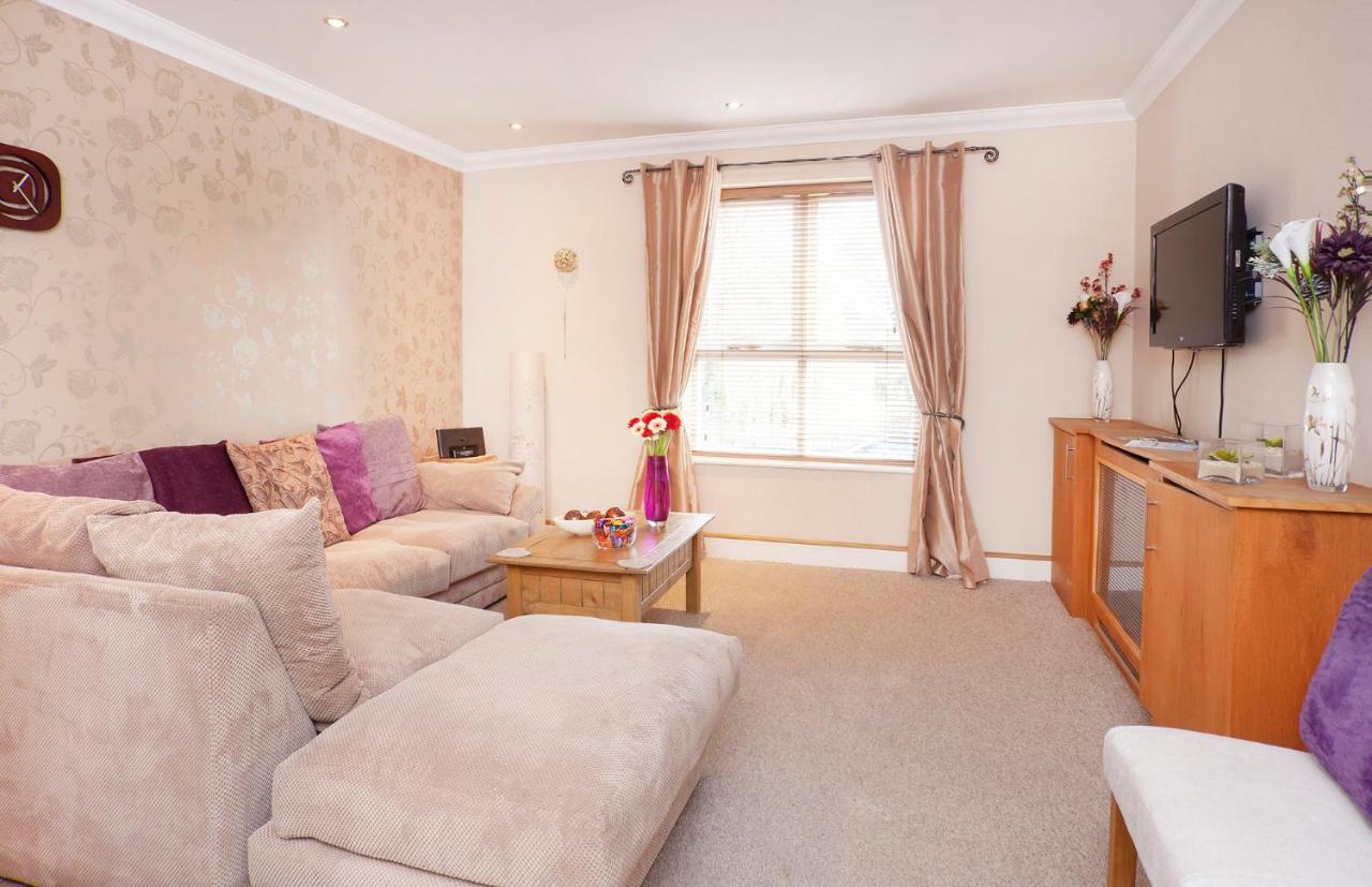 Riverbank View Three Bedroom With Free Parking Appartamento *