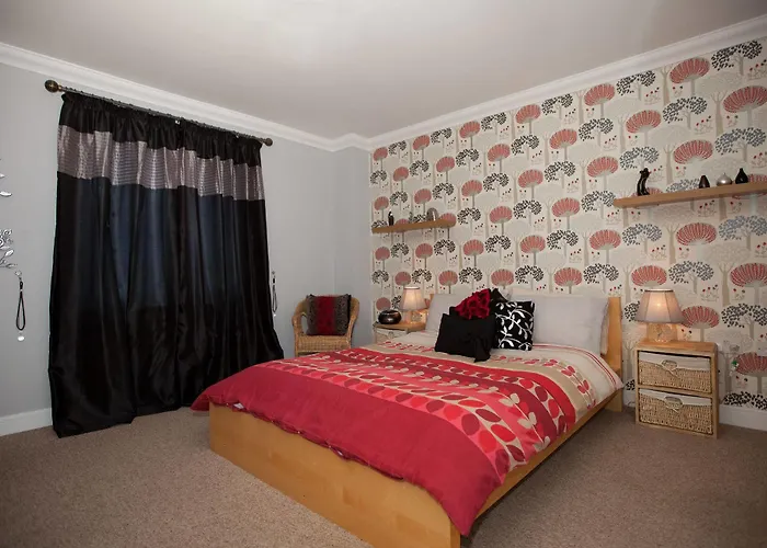 Riverbank View Three Bedroom Apartment With Free Parking