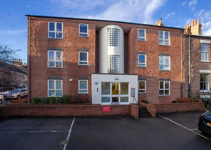Riverbank View Three Bedroom Apartment With Free Parking
