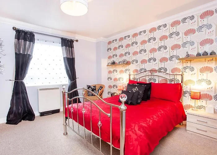 Riverbank View Three Bedroom Apartment With Free Parking